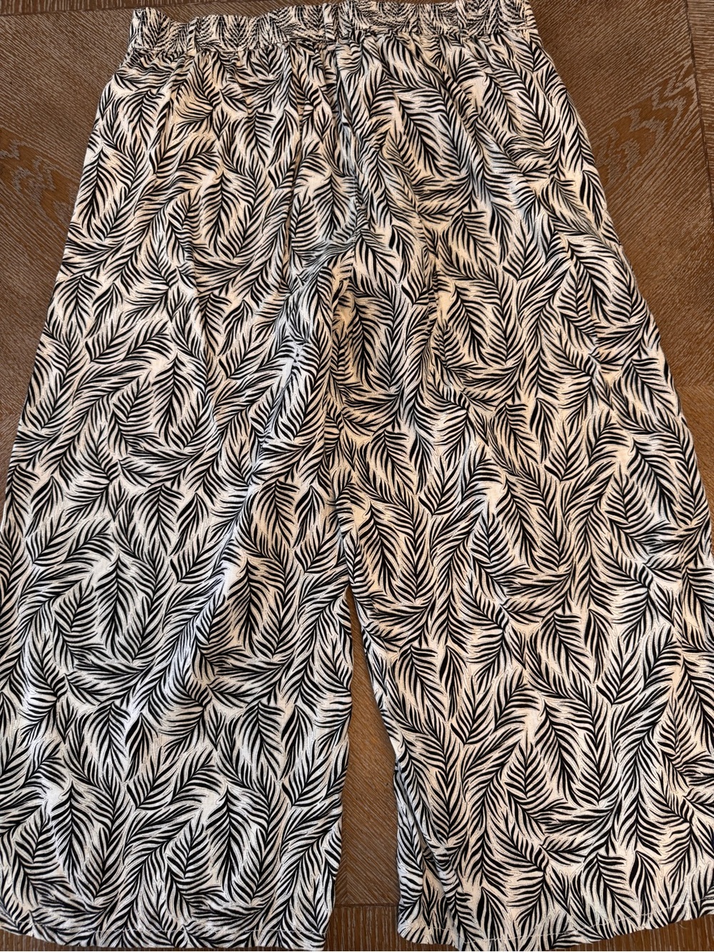 Tahari Beige/Black Floral Cropped Pants XL Elastic Waist 36” Inseam 23” Wide Leg - Picture 4 of 5